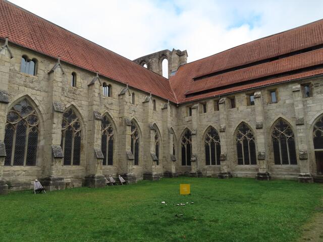 Ich befinde mich im Kreuzgarten (Innenhof) des KLAUSURGEBÄUDES ...