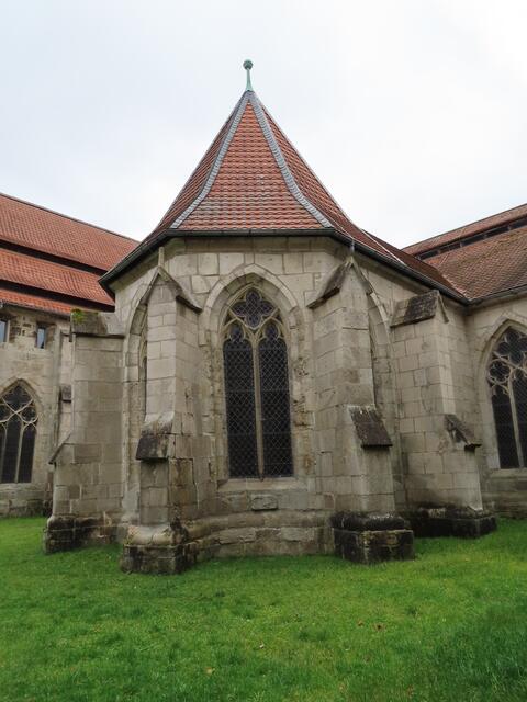 ... hier habe ich gerade das BRUNNENHAUS (LAVATORIUM) von außen fotografiert.