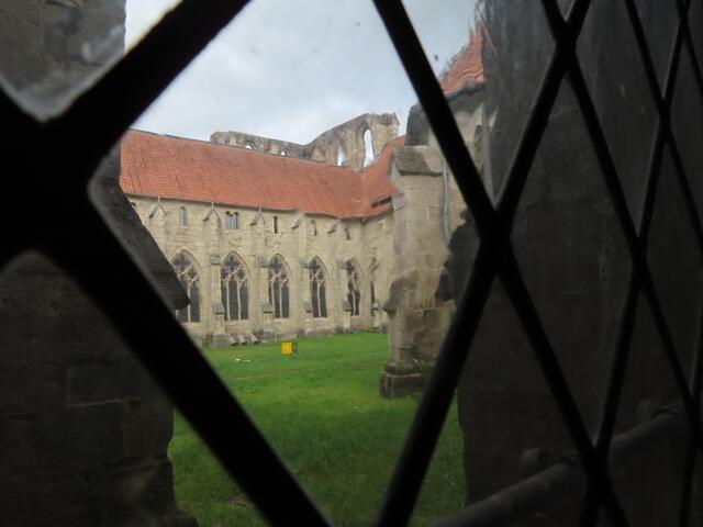 Ein Blick in den KREUZGARTEN (Innenhof) des KLAUSURGEBÄUDES durch ein anderes Fenster in einem der KREUZGÄNGE.