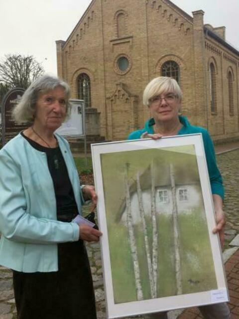Ines Höfs vor der Synagoge in Krakow am See. Ausstellung 2021 in der Synagoge.