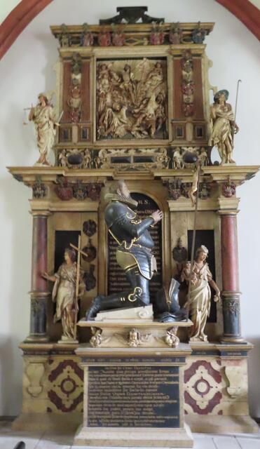 Wenn man den KAPITELSAAL (CAPITULUM) betritt, befindet sich auf der rechten Seite dieses hölzerne Epitaph (Gedächtnismal) vom letzten HOHNSTEINER Grafen ERNST VII., das von seiner 2. Gemahlin 1602 gestiftet wurde.
