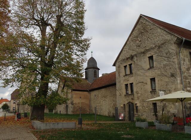Hier sieht man den Eingang zum Kloster und wenn einen der kleine oder große Hunger plagt, gibt es für jeden Geldbeutel etwas zu essen (als wir um diese Ecke kamen, war das Garten-Restaurant fast vollständig mit Gästen besetzt). Hinter dem linken Bildrand gab es weitere Lokale für den großen und kleinen Hunger.
