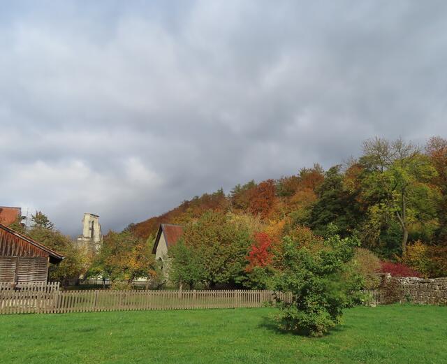 ... kann man schon ein Stück von der Ruine des Klosters sehen.