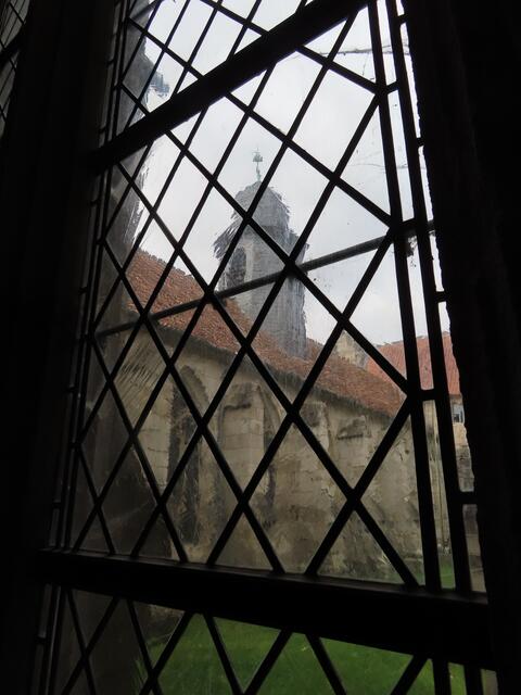 Ein letzter Blick aus einem der KREUZGANGFENSTER in den KREUZGARTEN (Innenhof) des KLAUSURGEBÄUDES, bevor wir uns auf einen Rundgang außerhalb der Klostermauern begeben.