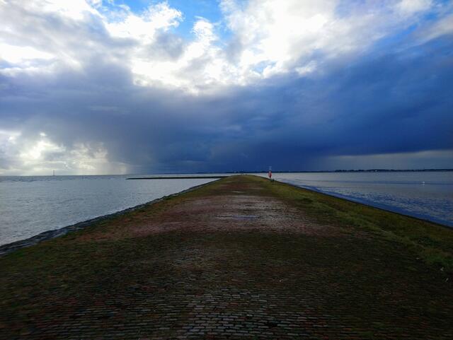 Von der Eckwarderhörner Schlenge geht der Blick direkt auf das Unwetter über Wilhelmshaven. Es kam glücklicherweise nicht über den Jadebusen herüber.