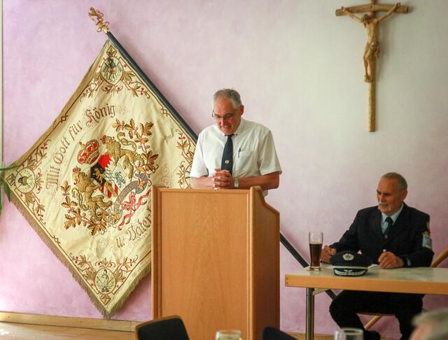 Der stellvertretende BKV-Kreisvorsitzende und stellvertretende Landrat Hubert Kraus und der 1. Vorsitzende Wolfgang Knoll mit der reparaturbedürftigen historischen Vereinsfahne. | Foto: Andreas S. Köhler