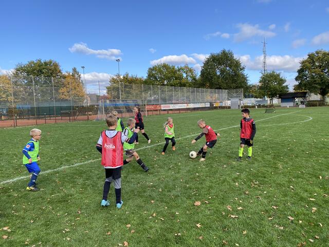 Spiel auf 2 bzw. 4 Funiño Klein-Tore, unterschiedlich platziert, um die Entscheidungsmöglichkeiten und den Spielwitz zu erweitern, oder auch auf normale Fußballtore.