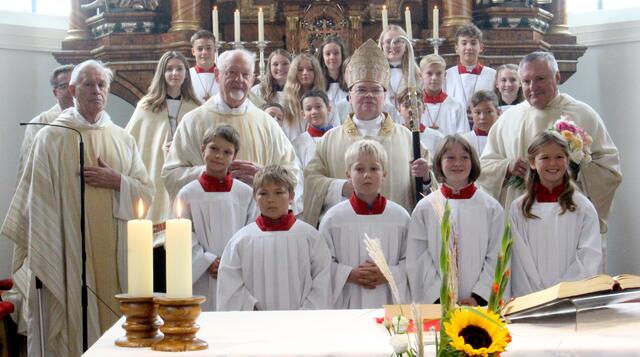 Pater Christoph Lenz, Pater Dominikus Kirchmair, Pater Siegfried Hutt, Bischof Dr. Bertram Meier und Diakon Helmut Scharpf mit den Batzenhofer Ministranten bei der 300-Jahrfeier. | Foto: Bianca Wagner