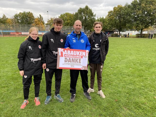 Das Trainerteam der FC. St. Pauli-Fußballschule Maren, Len, und Jona(r.) bedanken sich bei Matthias Voss (2.v.r.)  von der MTV-Fußballjugend für die Nutzung des MTV-Geländes und die Gastfreundschaft.