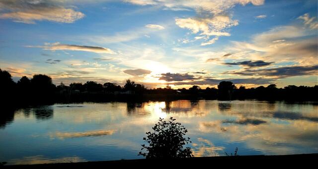 Der Binnensee hinter dem Deich in Eckwarderhörne: Ein fantastischer Sonnenuntergang beginnt.