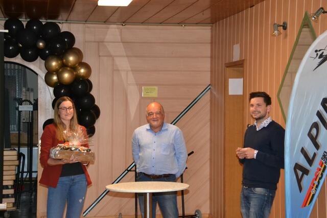 Ernst Winter (Mitte) wurde von Sophia Meitinger und Johannes Metzger für seine langjährige Tätigkeit für die Abteilung Alpin (darunter alleine 10 Jahr als Abteilungsleiter) geehrt.