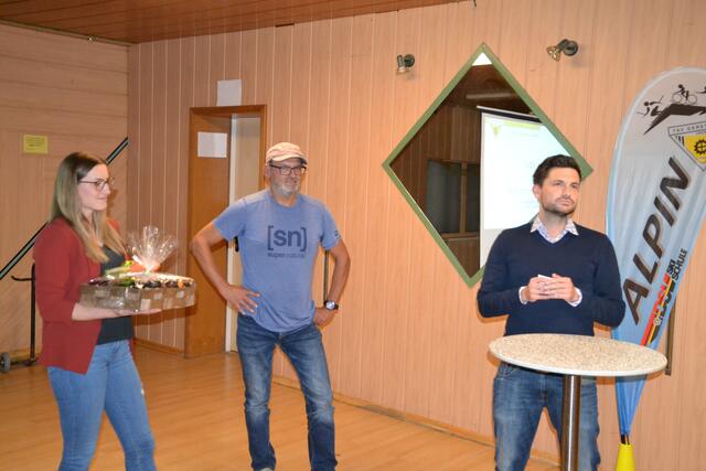 Auch Heinz Dollmann (Mitte) war viele Jahr in der Abteilung Alpin tätig und bekam hierfür als Dank von Sophia Meitinger und Johannes Metzger ein Präsent überreicht.