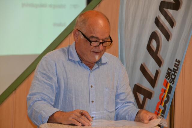 Ernst Winter erläuterte in seiner Rede, wie die Abteilung zum Namen "Alpin" kam.