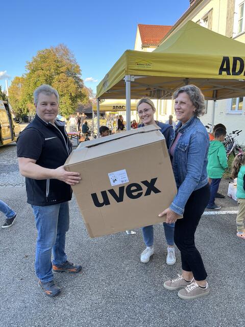 Die ADAC Stiftung steuerte zehn Fahrradhelme zum Aktionstag für ukrainische Flüchtlingskinder bei: von links Volker Sandner (Leiter ADAC Crashanlage), Initiatorin Isabella Ostermaier und Susanne Taryne,
Integrationsbeauftragte des Landratsamtes Landsberg am Lech. Foto: ADAC/Mady Christ