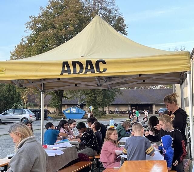 Drachen gebastelt und gemalt haben ukrainische Flüchtlingskinder bei einem Aktionstag von ADAC-Mitarbeitern vor der Unterkunft in Penzing. Foto: ADAC/Mady Christ