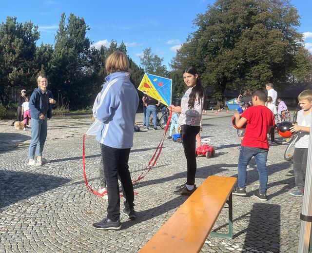 Isabella Ostermaier (ganz links) hat den Aktionstag für ukrainische Flüchtlinge organisiert. Foto: AD-AC/Mady Christ