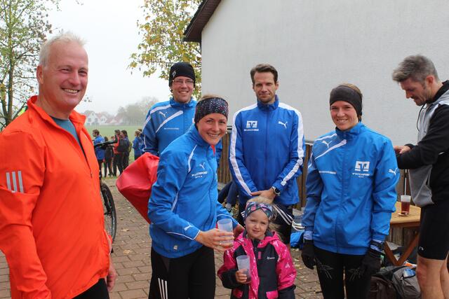 Entspannter Erfahrungsaustausch nach dem Lauf