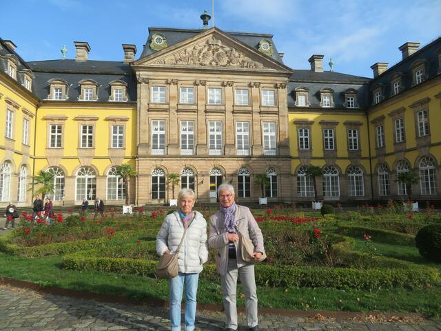 Bild vor dem Schloss