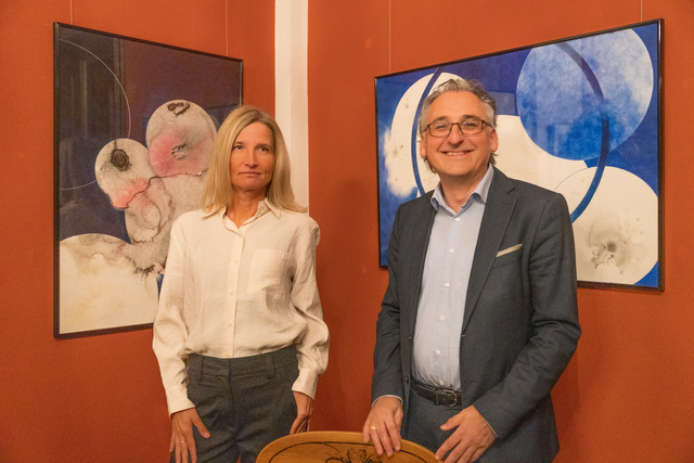 Monika Mendat: ZEITENWENDE - Dr. Christof Trepesch (r), Direktor der Kunstsammlungen & Museen Augsburg spricht einleitende Worte zur Vernissage im Ausgburger Schaezlerpalais