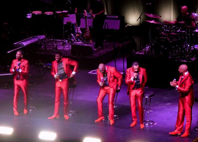 The Temptations, gegründet 1960 in Detroit, war die erste Motown-Band, die einen Grammy gewann und mit Songs, wie „I Can’t Get Next To You“, „My Girl“ oder „Just My Imagination“ die Erfolgsgeschichte des Labels maßgeblich prägte.