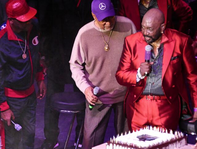 Geburtstagstorte für Otis Williams, der an diesem Tag seinen 81. Geburtstag feierte. Musiker und Publikum sangen ihm ein herzliches "Happy Birthday to You". Die Bühne war voll mit Gratulanten, und sichtlich gerührt pustete Otis die Kerzen aus.