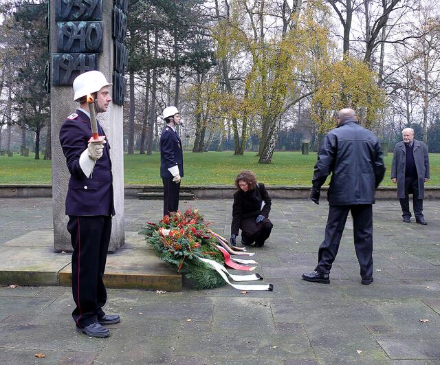 Gedenken zum Volkstrauertag der Mittelfelder- und Wülfeler Vereine am Mahnmal auf dem Seelhorster Friedhof