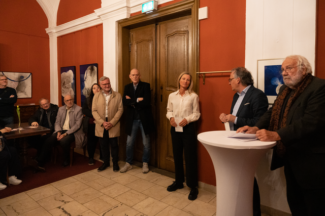 Monika Mendat: ZEITENWENDE - Impressionen von der Vernissage im Augsburger Schaezlerpalais. Im Bild links von Monika Mendat: Dr. Thomas Elsen, Leiter H2 – Zentrum für Gegenwartskunst, und Jürgen Enninger, Kulturreferent der Stadt Augsburg.