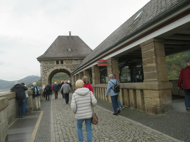 Schauen alle über die Mauer.