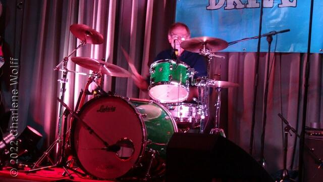 Schlagzeug spielen und Singen ist schon die höhere Kunst!