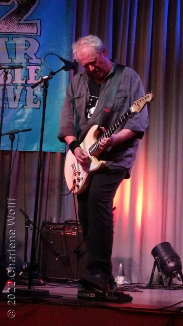 Wahnsinnige Gitarrenkünste perfekt gespielt