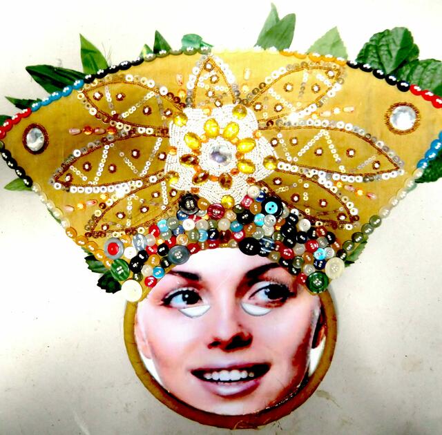 Die jugendliche Frau Perchta oder die  strahlend schöne Frau Holle kann man sich als Maske aus Karton mit aufgeklebten Illustrierten-seiten, alten Knöpfen, bunten Wollfäden oder Glas- und Spiegelstückchen selbst  herstellen