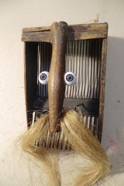 Schöne alte Dinge sollte  man nicht unbedingt gleich zersägen oder zerstören. Vielleicht hilft aber ein bisschen Naturflachs und zwei Puppenaugen dazu, dass sie plötzlich zu neuem Leben  erwachen.