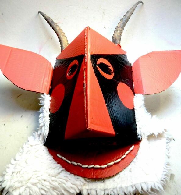 Ein über Eck abgeschnittener Pappkarton ist bunt bemalt ein echter Waldteufel