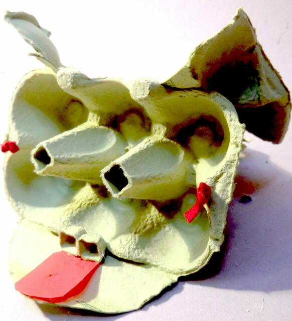 Hat sich dieser leere Eierkarton jetzt zum freundlich wedelnden Hund oder gar zum gefährlichen Vampir verwandelt?