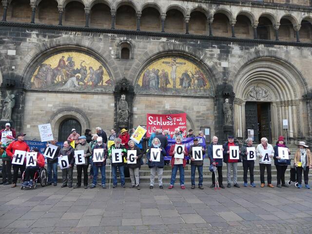 Am 3. November fand in Bremen vor dem Dom parallel zur UN-Vollversammlung* eine Kundgebung gegen die inzwischen 60 (!) Jahre andauernde Blockade der USA gegen Cuba statt. 
* Die UNO-Vollversammlung lehnte mit 185 gegen 2 Stimmen (USA+Israel) und zwei Enthaltungen (Bolsonaros Brasilien+Ukraine) die US-Sanktionspolitik gegen Cuba ab.