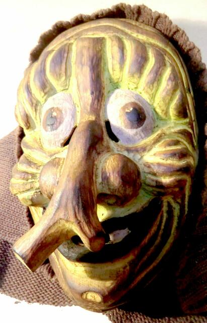 Eine freundliche Wurzelhexe wurde bei einem Schnitzkurs am Maskenmuseum auch als Maske in Holz gestaltet