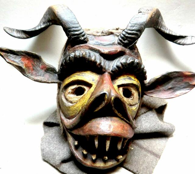 Etwas gefährlicher sieht nun freilich schon diese 200 Jahre alte Holzmaske aus einem Weihnachtskrippenspiel aus. Der Teufel sollte den bösen König Pilatus holen, der ja vor 2000 Jahren aus Angst vor der Geburt des Christuskindes der Legende nach alle gerade geborenen Kinder ermorden lies .