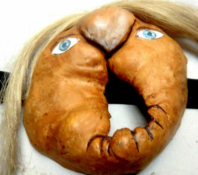 Manchmal findet man, wenn man beim Spazierengehen mit offen Augen durch den Wald läuft, eine lustig aussehende Wurzel für ein Wurzelmännchen, einen Waldgeist oder einenlustigen Zwerg