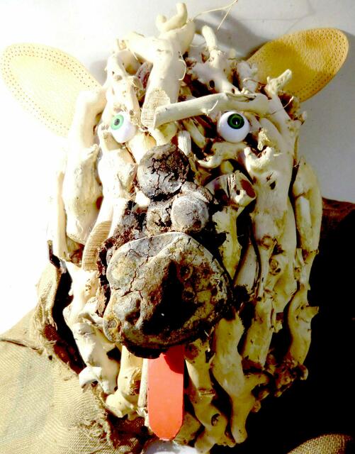 Aus ganz vielen Wurzelstückchen ist  diese Tiermaske entstanden