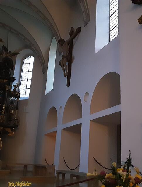 rechte Kirchenschiffseite beim Altar