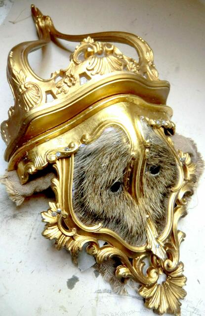 Frau Perchta, die leuchtende Königin des Waldes mit Wildschweinfell