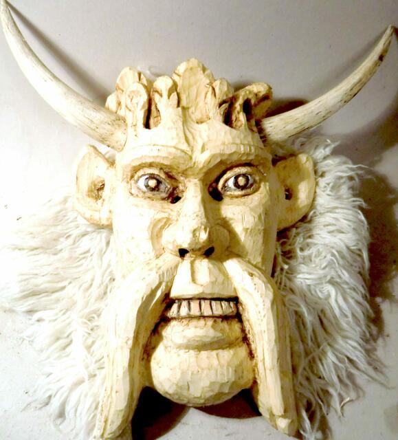 So hat eine alte Teufelsmaske aus der Zeit des Barock vor 300 Jahren ausgesehen, doch  eigentlich ganz  freundlich. Natürlich haben  wir die wertvolle alte Maske für den Perchtenlauf nach geschnitzt.