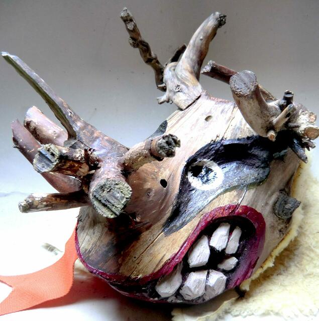 Manchmal muss man auch mehrere Wurzelstücke zusammenfügen, um so eine grimmige Tierperchtenmaske zu erhalten