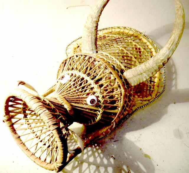 Ein geflochtener Kinderstuhl ist viel zu schade zum Wegwerfen. Welch seltsames Fantasietier schnüffelt mit großer Schnautze wohl hier herum