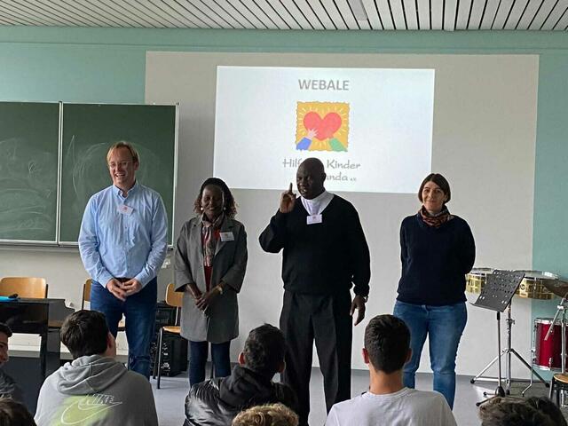 Pater Larry erzählte und beantwortete die Schülerfragen auf Englisch.