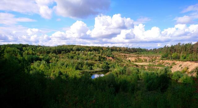 Ein kleiner See ist inzwischen entstanden. Die Natur hat schon die größte Fläche wieder begrünt.