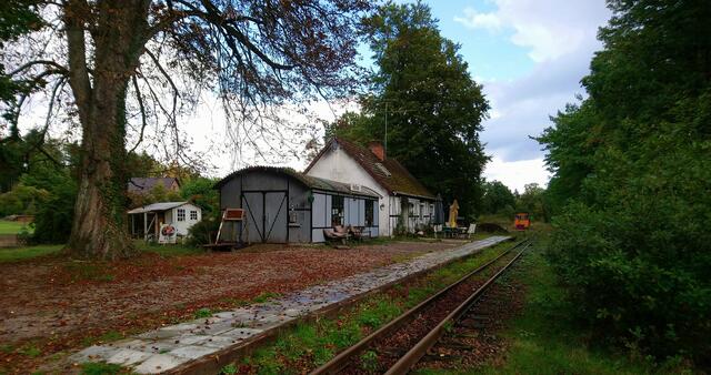 Ehemaliger Bahnhof: Im Hintergrund ist die orangefarbene "Wilde Erika" zu sehen.