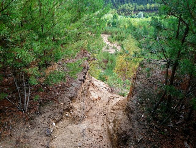 Hier geht es steil hinunter.