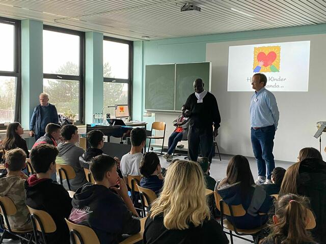 Die Schüler:innen der 8. Klassen hörten gefesselt zu.