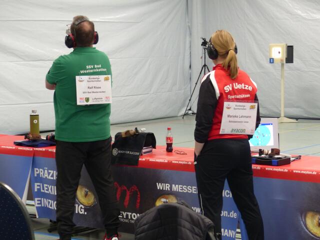 Marieke Lehmann muss ihren Punkt nach zähem Ringen nach dem 2. Stechschuss noch an Ralf Risse abgeben.